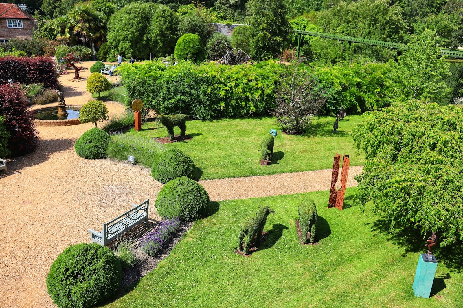Comment donner plus de cachet à un jardin contemporain ?