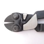 Sécateur ou cisaille de jardinage avec lames métalliques et poignées noires