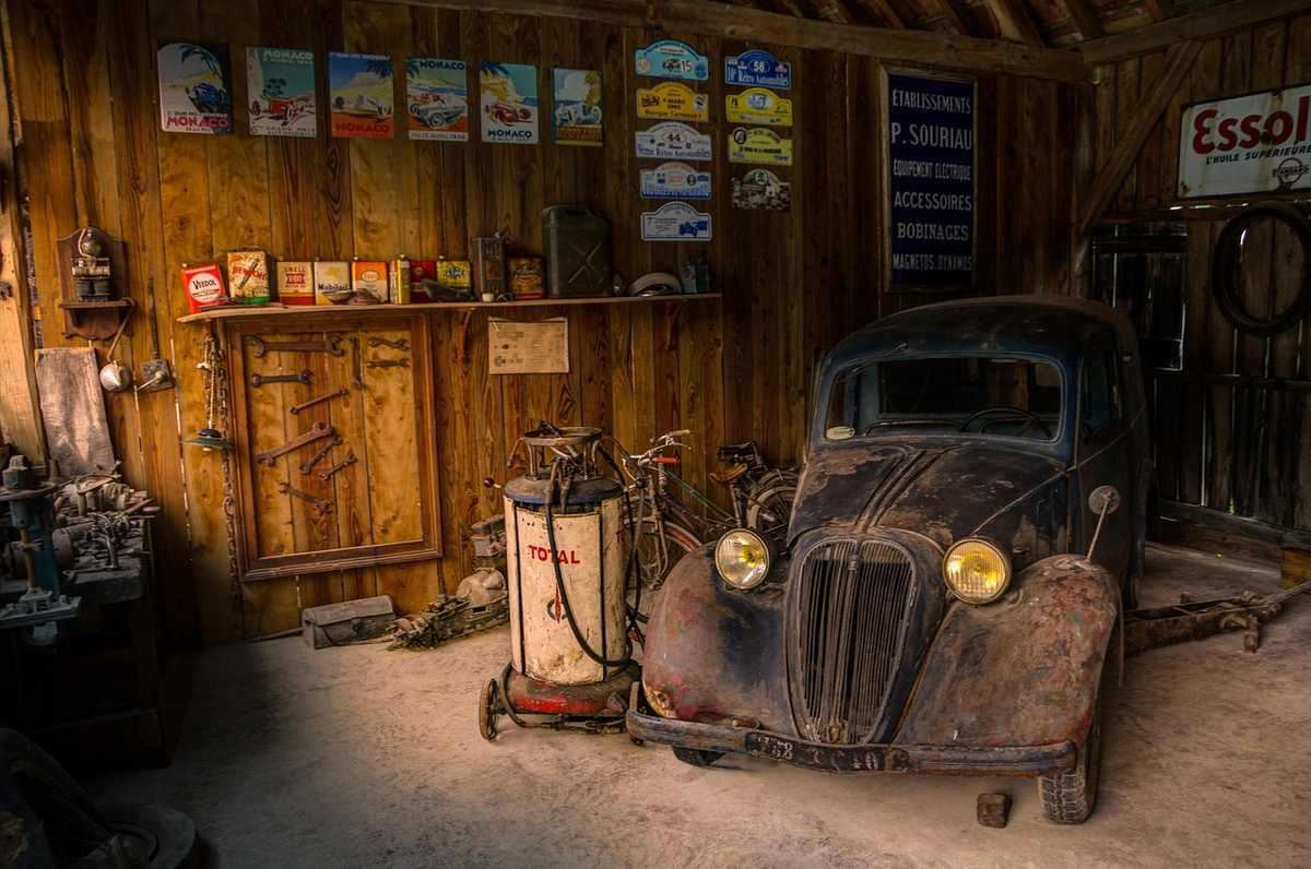 Des outils suspendus sur un panneau mural dans un atelier de bricolage